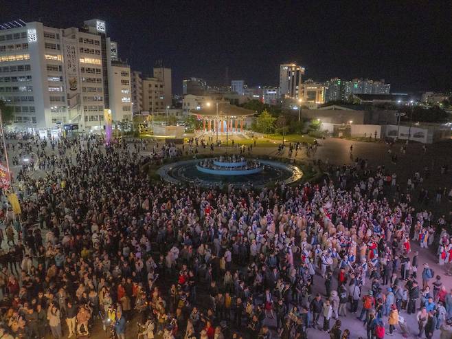 지난해 광주광역시 동구 금남로 일대에서 열린 제44주년 5·18 민주화운동 전야제에서 시민들이 옛 전남도청 앞 분수대를 돌며 전야 행사의 대미를 장식하고 있다. /임문철 기자 35mm@namdonews.com