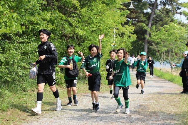 전북현대모터스 축구 교실 '그린스쿨'이 지난 11일 군산 은파공원에서 쓰담 달리기 캠페인을 실시했다. 전북현대 제공