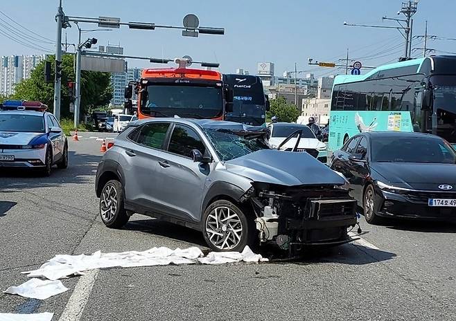 12일 오후 2시 33분께 북구 호계동 상안교사거리 일대에서 경주에서 울산공항 방면으로 달리던 현대자동차 울산공장 통근버스와 신상안교교차로에서 시장2리사거리로 주행하던 SUV 차량이 충돌하는 사고가 발생했다. 울산소방본부 제공