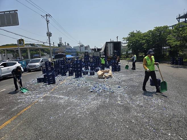 12일 오전 11시 5분께 울산 남구 상개삼거리 인근에서 맥주병 상자 1,100개를 싣고 우회전하던 화물 트럭에서 유리병 일부가 쏟아지는 사고가 났다. 울산경찰청 제공