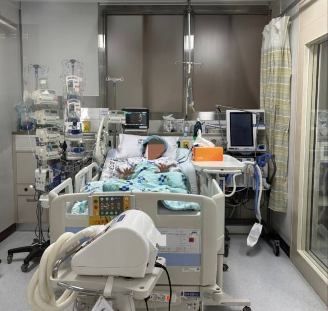 2025년 1월 29일 최미희(가명·56) 씨가 심장 이식 수술을 받고 중환자실로 옮겨진 모습. 미희 씨는 약 5년 전에