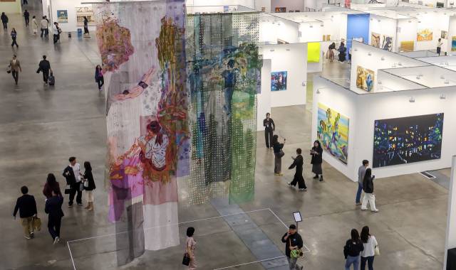 지난 8일 오후 부산 해운대구 벡스코 제1전시장에서 열린 ‘아트부산 2025’ VIP 프리뷰를 찾은 관람객들이 전시를 둘러보고 있다. 김종진 기자 kjj1761@