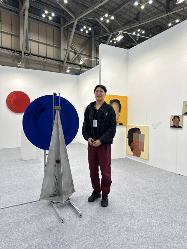 로이 갤러리의 신교명 작가가 신작 앞에서 포즈를 취했다. 김은영 기자