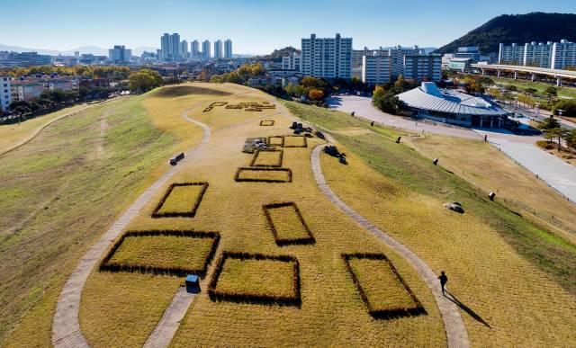 경남 김해시 대성동고분군과 대성동고분박물관. 김해시 제공