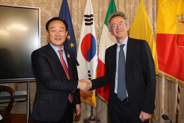 통영시는 지난 9일(현지시각) 나폴리 현지 시청사에서 우호교류 협정을 체결했다. 천영기 통영시장(왼쪽)과 가에타노 만프레디 나폴리시장이 협정서 서명 후 기념촬영을 하고 있다. 통영시 제공