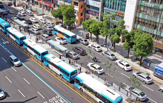 부산 부산진구 롯데백화점 부산점 앞 BRT 정류소에서 버스가 줄지어 서 있다. 부산일보DB