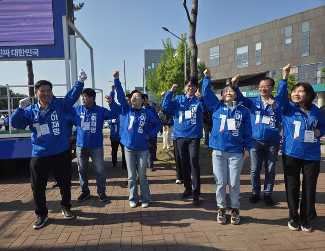 더불어민주당 대구시당 선대위원회 출정식이 열린 12일 오전 8시 출근길계명대역 네거리에서 홍의락 대구시당 총괄선대위원장(왼쪽)과 지역구의원 등이 응원송에 맞춰 춤을 추고 있다. 구아영 기자