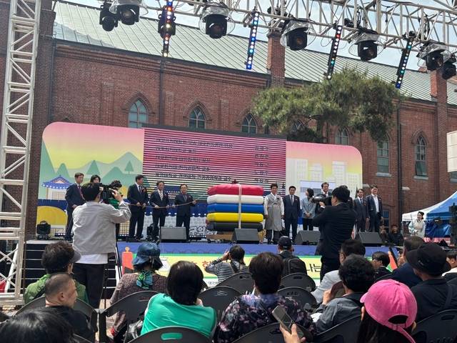 대구 약전골목 제일교회 앞에서 열린 대구약령시한방문화축제 '잇츠 한방타임 : 약령시로 떠나는 시간여행'을 즐기기 위해 수많은 인파들이 몰려들었다. 백성애 인턴.