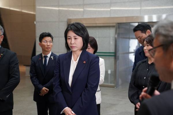 김혜경 더불어민주당 이재명 대선 후보 부인이 지난 9일 제주4·3평화공원을 방문, 4.3희생자들의 영혼을 위로했다.