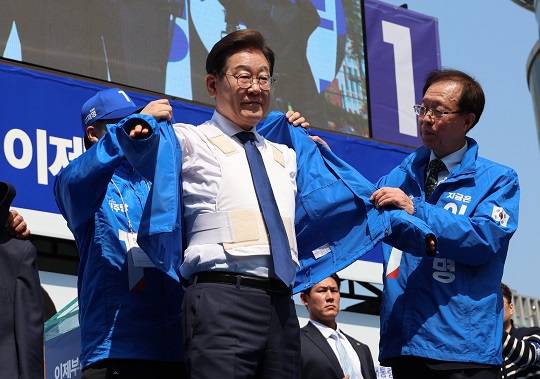 이재명 더불어민주당 대선후보가 제21대 대통령선거 공식 선거운동이 시작된 12일 오전 서울 청계광장에서 열린 중앙선거대책위원회 출정식에서 선거운동복을 입고 있다. (사진/공동취재, 뉴시스)