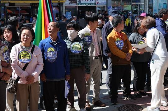 지난 7일 전북 진안군에서 이재명 더불어민주당 후보 지지자들이 '이재명'과 '보디가드'라는 단어를 조합한 '잼가드' 스티커를 몸에 부착하고 있다. (출처 = 뉴스1)