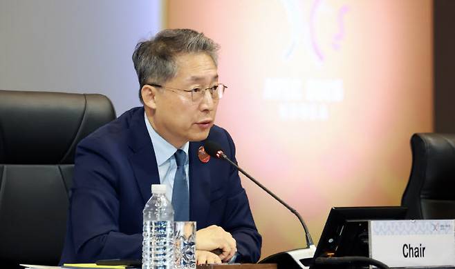 아시아태평양경제협력체(APEC) 고용노동장관회의 의장을 맡은 김민석 고용노동부 차관이 12일 제주 국제컨벤션센터에서 열린 APEC 노동장관회의에서 개회사를 하고 있다.(사진=고용노동부)