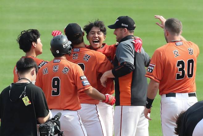 2020년 6월 14일 당시 17연패를 탈출한 뒤 기뻐하는 한화이글스 선수들. 약 5년이 지난 뒤 한화는 12연승을 달리는 최강팀으로 완전히 탈바꿈했다. 사진=연합뉴스