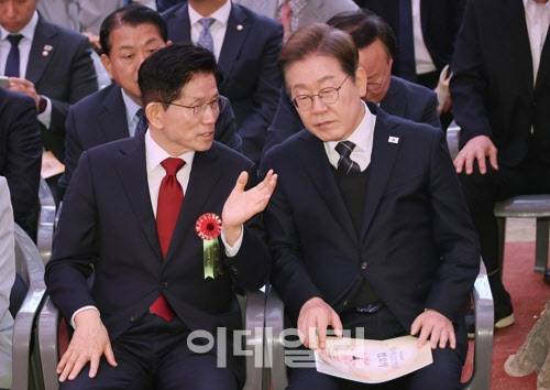 이재명 더불어민주당 대선 후보(오른쪽)와 김문수 국민의힘 후보(사진=연합뉴스)