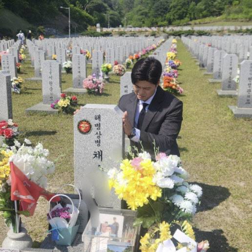 국민의힘 비상대책위원장으로 내정된 김용태 의원이 2023년 수해 구조 작전 중 순직한 채 해병 묘소를 12일 참배하고 있다.(사진=국민의힘)