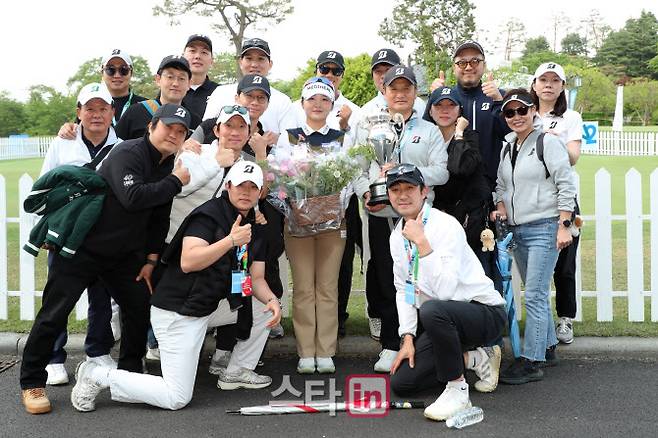 브리지스톤골프 직원들이 NH투자증권 레이디스 챔피언십에서 시즌 2승을 차지한 이예원에게 꽃다발을 건네며 축하하고 있다. (사진=브리지스톤골프)