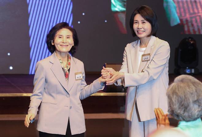 (왼쪽부터) 김문수 국민의힘 대선 후보의 부인 설난영씨와 이재명 더불어민주당 대선 후보의 부인 김혜경 씨가 12일 서울 중구 신라호텔에서 열린 중앙신도회 창립 70주년 기념식에서 손을 맞잡고 있다. (사진=연합뉴스)