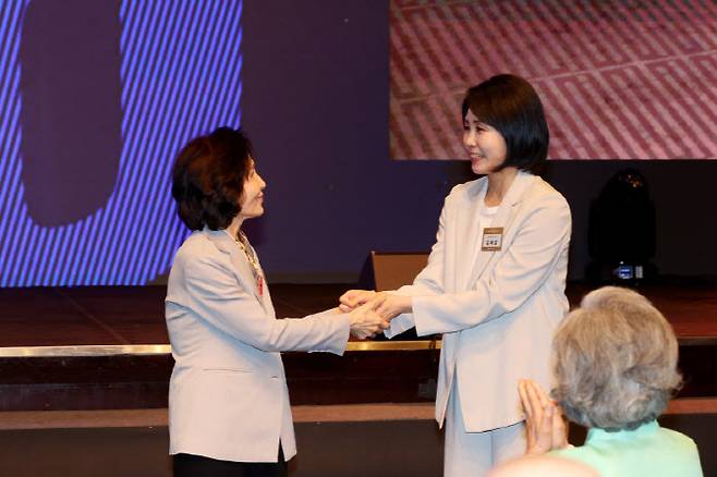 김문수 국민의힘 대선 후보의 부인 설난영 씨(왼쪽)와 이재명 더불어민주당 대선 후보의 부인 김혜경 씨가 12일 서울 중구 신라호텔에서 열린 중앙신도회 창립 70주년 기념식에서 손을 맞잡고 있다. (사진=연합뉴스)
