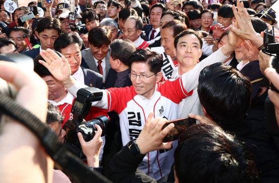 제21대 대통령 선거 공식 선거운동 첫날인 12일 김문수 국민의힘 대통령 후보가 대구 중구 서문시장에서 유세를 하기 위해 입장하고 있다. (사진=뉴스1)