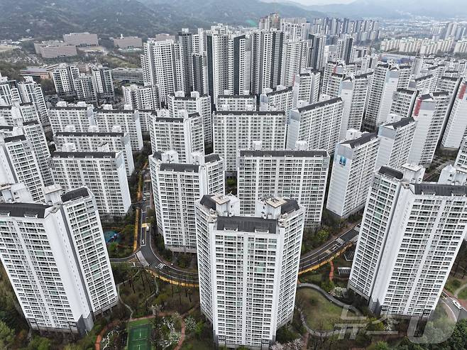 경기 과천 시내 아파트 단지들의 모습. 2025.4.14/뉴스1 ⓒ News1 김도우 기자