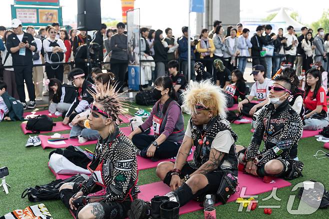 11일 오후 서울 서초구 잠수교에서 열린 '2025 한강 멍때리기 대회' 참가자들이 멍하니 있다. 2025.5.11/뉴스1 ⓒ News1 이승배 기자