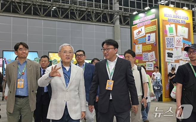 유인촌 문화체육관광부 장관이 11일 일본 지바현 마쿠하리 멧세에서 열린 ‘KCON JAPAN 2025’에 참석해 박찬욱 CJ ENM 컨벤션사업부장에게서 설명을 듣고 있다.