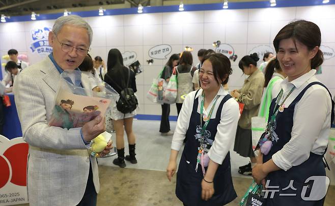 유인촌 문화체육관광부 장관이 11일 일본 지바현 마쿠하리 멧세에서 열린 ‘KCON JAPAN 2025’에 참석해 체험상품을 살펴보고 있다.