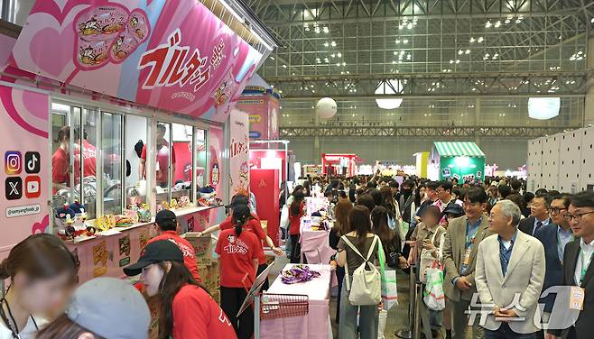 유인촌 문화체육관광부 장관이 11일 일본 지바현 마쿠하리 멧세에서 열린 ‘KCON JAPAN 2025’에 참석해 윤상현 CJ ENM 대표이사와 함께 전시장을 둘러보고 있다.