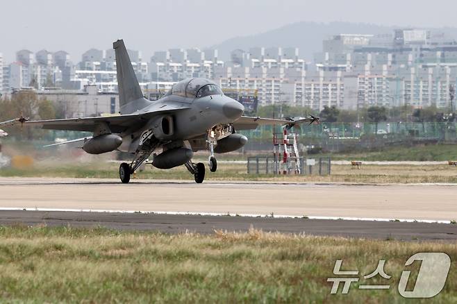 공군 FA-50 전투기가 착륙하고 있다. 2025.4.18/뉴스1 ⓒ News1 이승현 기자