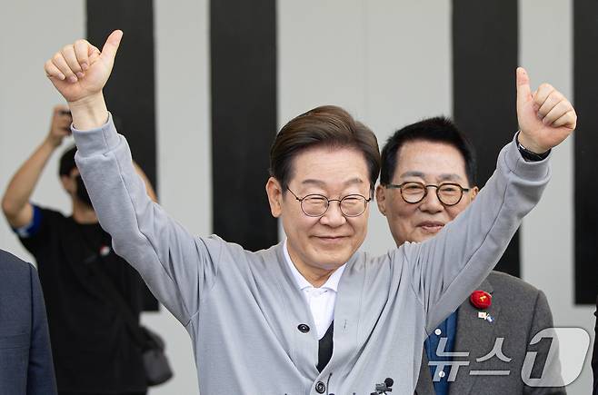 경청투어에 나선 이재명 더불어민주당 대통령 후보가 11일 오후 전남 해남군 군민광장 야외공연장에서 연설에 앞서 엄지를 들어보이고 있다. 2025.5.11/뉴스1 ⓒ News1 이재명 기자