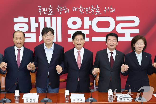 김문수 국민의힘 대통령 후보와 권성동, 황우여, 안철수, 나경원 공동선거대책위원장이 11일 오후 서울 여의도 국회에서 열린 중앙선거대책위원회 회의애서 손을 맞잡고 기념촬영을 하고 있다. 2025.5.11/뉴스1 ⓒ News1 이광호 기자