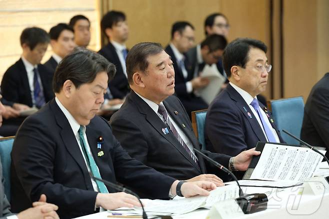 이시바 시게루 일본 총리가 25일(현지시간) 도쿄 총리 관저에서 관세협상 대표인 아카자와 료세이 경제 재생상과 미국 관세 대책 TF 회의에 참석을 하고 있다. 2025.04.25 ⓒ AFP=뉴스1 ⓒ News1 우동명 기자