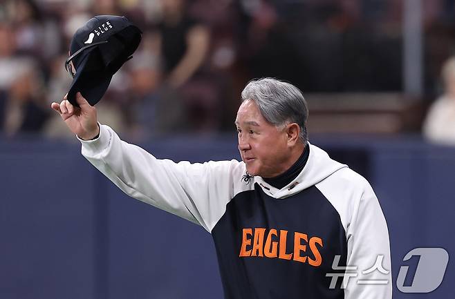 한화 김경문 감독이 11일 서울 구로구 고척스카이돔에서 열린 '2025 신한 SOL뱅크 KBO리그' 한화 이글스와 키움 히어로즈의 경기에서 8-0으로 승리한 후 관중석을 향해 인사하고 있다. 2025.5.11/뉴스1 ⓒ News1 김성진 기자