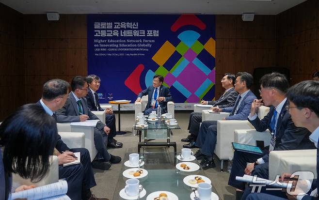 오영훈 제주도지사가 '글로벌 교육혁신 고등교육 네트워크 포럼' 참가자들과 면담을 나누고 있다(제주도 제공)/뉴스1