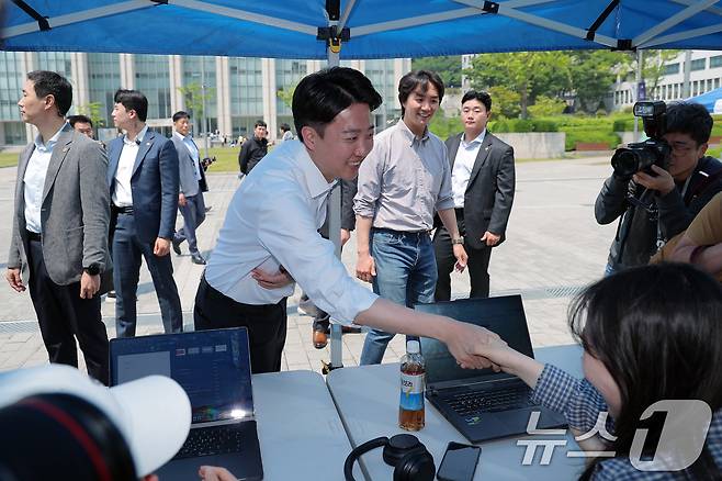 이준석 개혁신당 대통령 후보가 공식 선거운동이 시작된 12일 서울 서대문구 연세로 연세대학교를 찾아 학생 등과 인사를 나누고 있다. 2025.5.12/뉴스1 ⓒ News1 박정호 기자