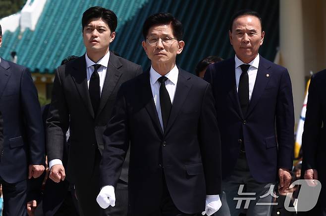 제21대 대통령 선거 첫 공식 선거운동일인 12일 김문수 국민의힘 대통령 후보가 대전 유성구 국립대전현충원을 찾아 현충탑에 참배를 하기 위해 이동하고 있다. 왼쪽은 김용태 비대위원장 내정자. 2025.5.12/뉴스1 ⓒ News1 김민지 기자