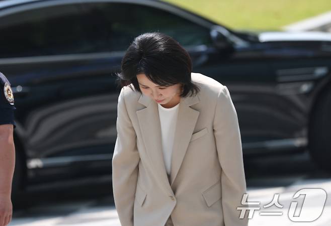 '공직선거법 위반' 혐의로 1심에서 벌금형을 선고받은 이재명 더불어민주당 대통령 후보의 부인 김혜경 여사가 12일 오후 경기 수원시 영통구 수원고등법원에서 열린 항소심 선고 공판에 출석하면서 지지자들에게 인사를 하고 있다. 2025.5.12/뉴스1 ⓒ News1 김영운 기자