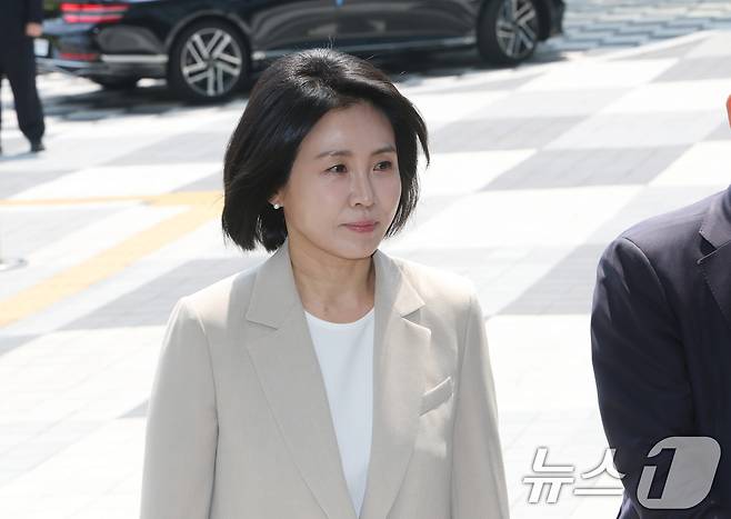 '공직선거법 위반' 혐의로 1심에서 벌금형을 선고받은 이재명 더불어민주당 대통령 후보의 부인 김혜경 여사가 12일 오후 경기 수원시 영통구 수원고등법원에서 열린 항소심 선고 공판에 출석하고 있다. 2025.5.12/뉴스1 ⓒ News1 김영운 기자