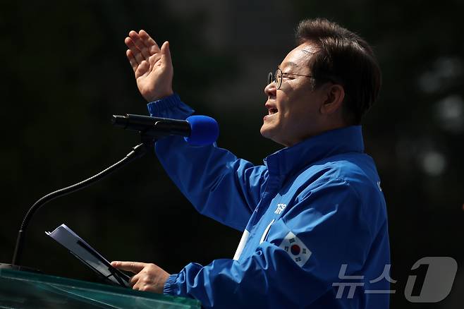 이재명 더불어민주당 대통령 후보가 제21대 대통령선거 공식 선거운동이 시작된 12일 오전 서울 종로구 광화문광장에서 열린 중앙선거대책위원회 출정식에서 연설을 하고 있다. (공동취재) 2025.5.12/뉴스1 ⓒ News1 안은나 기자