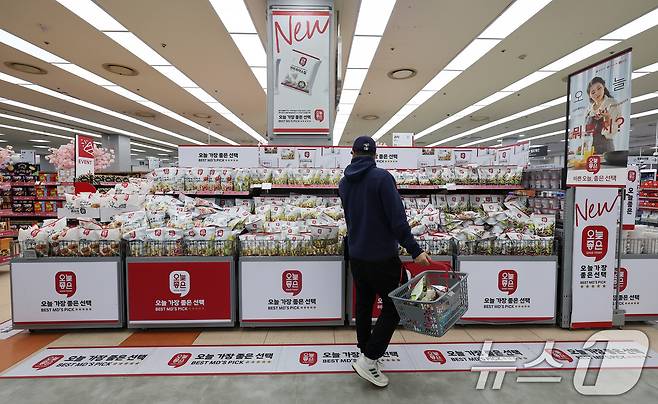 17일 서울 롯데마트 서울역점에 제조사 브랜드(NB)보다 저렴한 자체 브랜드(PB) 상품이 진열돼 있다. 2025.4.17/뉴스1 ⓒ News1 박지혜 기자