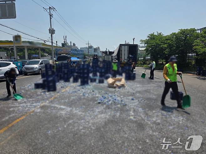 12일 울산 남구 상개삼거리에서 트레일러 차량에서 맥주병이 쏟아지는 사고가 발생했다.(울산경찰청 제공. 재판매 및 DB 금지)