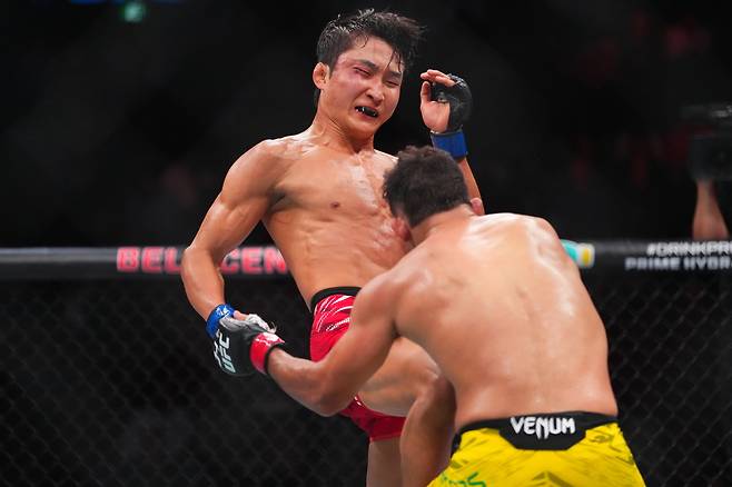 UFC 이정영이 산토스와 대결하고 있다.(UFC 제공)