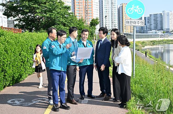 김영길 울산 중구청장이 12일 울산 중구 내황초등학교 일원에서 통학로를 점검하고 있다. (중구 제공. 재판매 및 DB 금지) /뉴스1