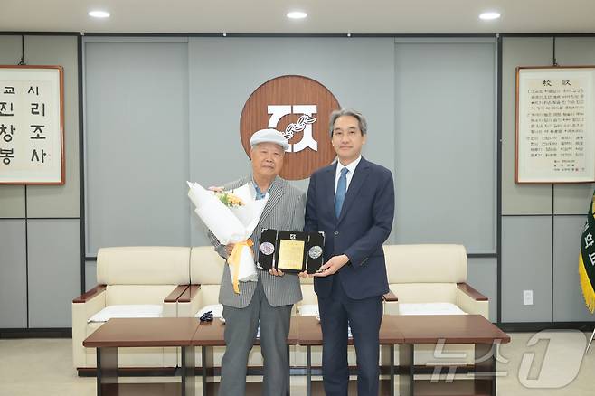 이종목 전남대 심리학과 명예교수가 학교에 1억 300만 원의 발전기금을 기부하고 이근배 총장과 기념사진을 찍고 있다.(전남대 제공. 재배포 및 DB 금지)