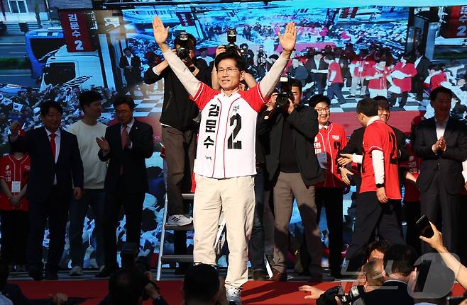 제21대 대통령 선거 공식 선거운동 첫날인 12일 김문수 국민의힘 대통령 후보가 대구 중구 서문시장에서 지지를 호소하고 있다. 2025.5.12/뉴스1 ⓒ News1 김민지 기자