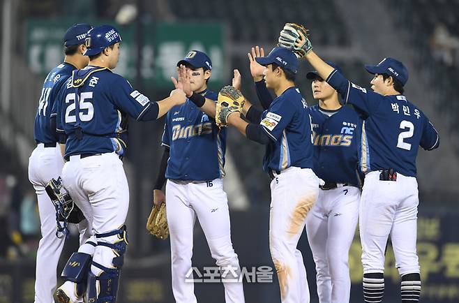 NC 선수들이 잠실구장에서 열린 2025 KBO리그 LG와 경기에서 승리한 후 하이파이브를 하고 있다. 잠실 | 박진업 기자 upandup@sportsseoul.com
