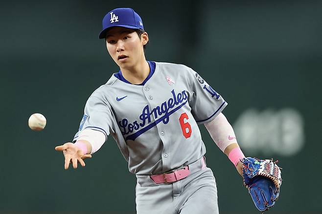 김혜성이 12일(한국시간) 미국 애리조나주 피닉스 체이스 필드에서 열린 2025 메이저리그(ML) 애리조나전 2회초 수비에 성공하고 있다. 사진 | AFP 연합뉴스