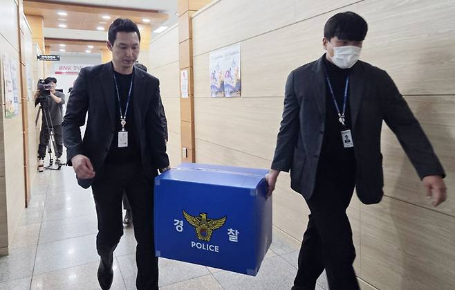 창원NC파크에서 발생한 구조물 추락 사망사고와 관련해 경남경찰청 수사관들이 창원시청 체육진흥과에 대한 압수수색을 마친 뒤 압수품 박스를 들고 떠나고 있다. 사진 | 창원=연합뉴스