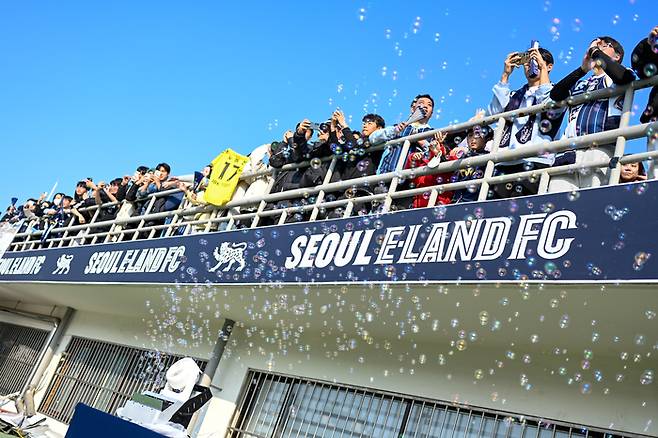 비눗방울이 목동종합운동장에 떠다니는 모습. 사진 |  서울 이랜드