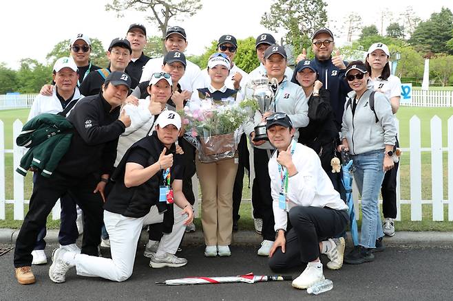 팀 브리지스톤 이예원이 11일 KLPGA투어 NH투자증권 레이디스 챔피언십에서 우승한 후 브리지스톤골프 임직원들과 기념촬영을 하고 있다. 사진 | 브리지스톤골프